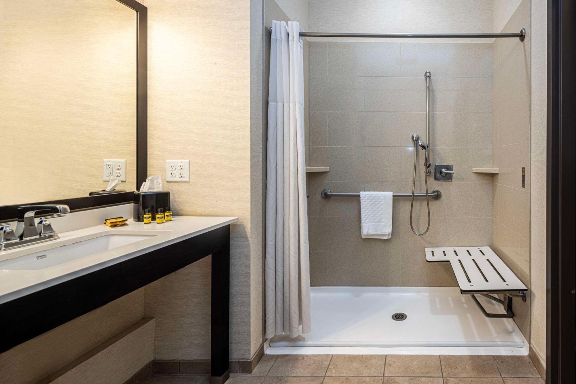 Best Western Plus Franciscan Square Inn & Suites Steubenville Exterior foto